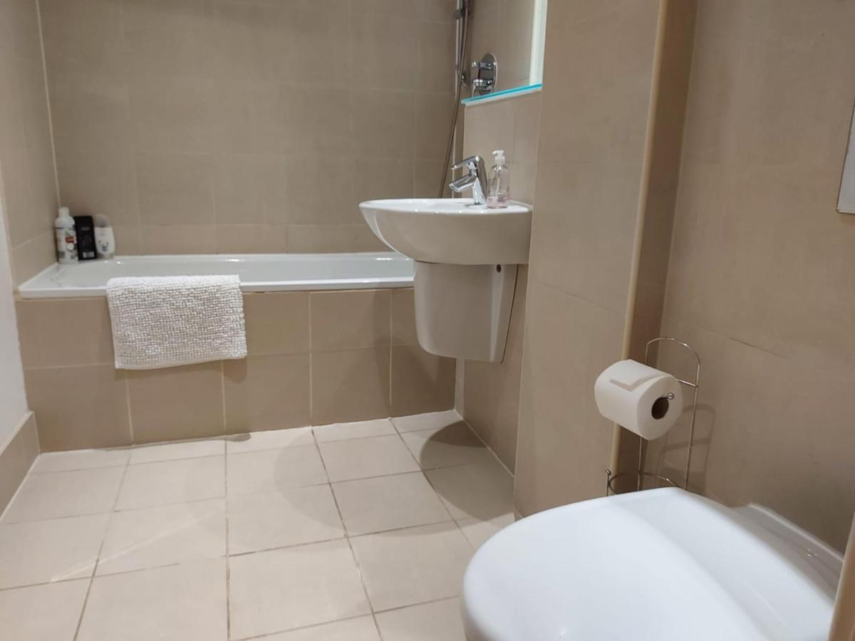 City Apartment In Great Location With A Balcony & Parking Possible - West One Sheffield Bagian luar foto